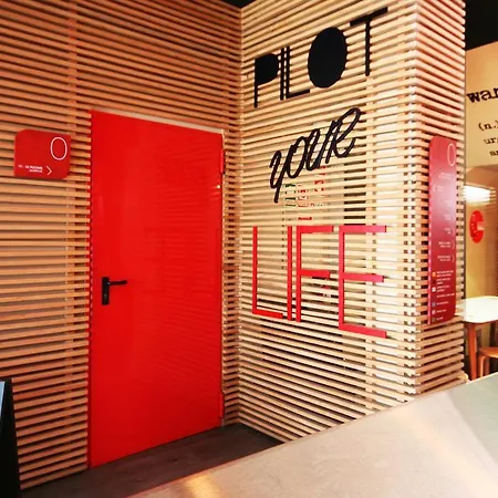 Pilot Design Hostel & Bar-3