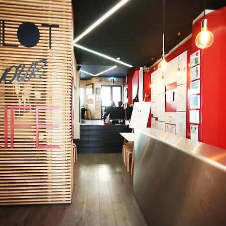 Pilot Design Hostel & Bar-2